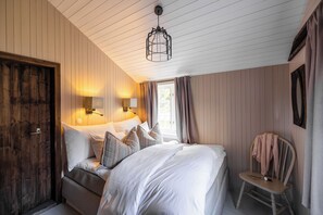 Village Cabin Suite | Sängtillbehör av högsta kvalitet, minibar och individuell inredning
