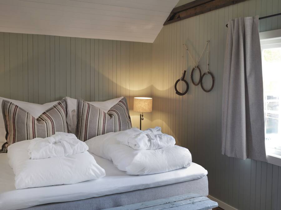 Standard Cabin, Harbor View | Ropa de cama de alta calidad, minibar, decoración individual