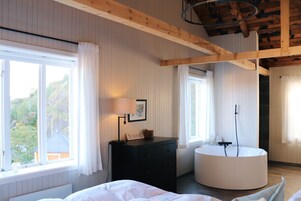 Chuveiro, produtos de toalete de grife, secador de cabelo 