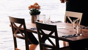 A table set for two with a view of the sea. - Nusfjord Village & Resort (Flakstad)