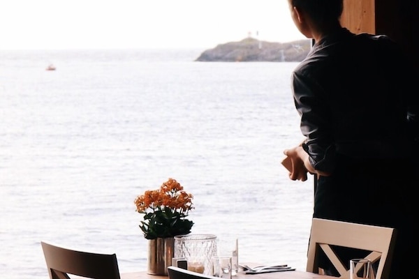 Frokost og middag serveres, utsikt mot havet