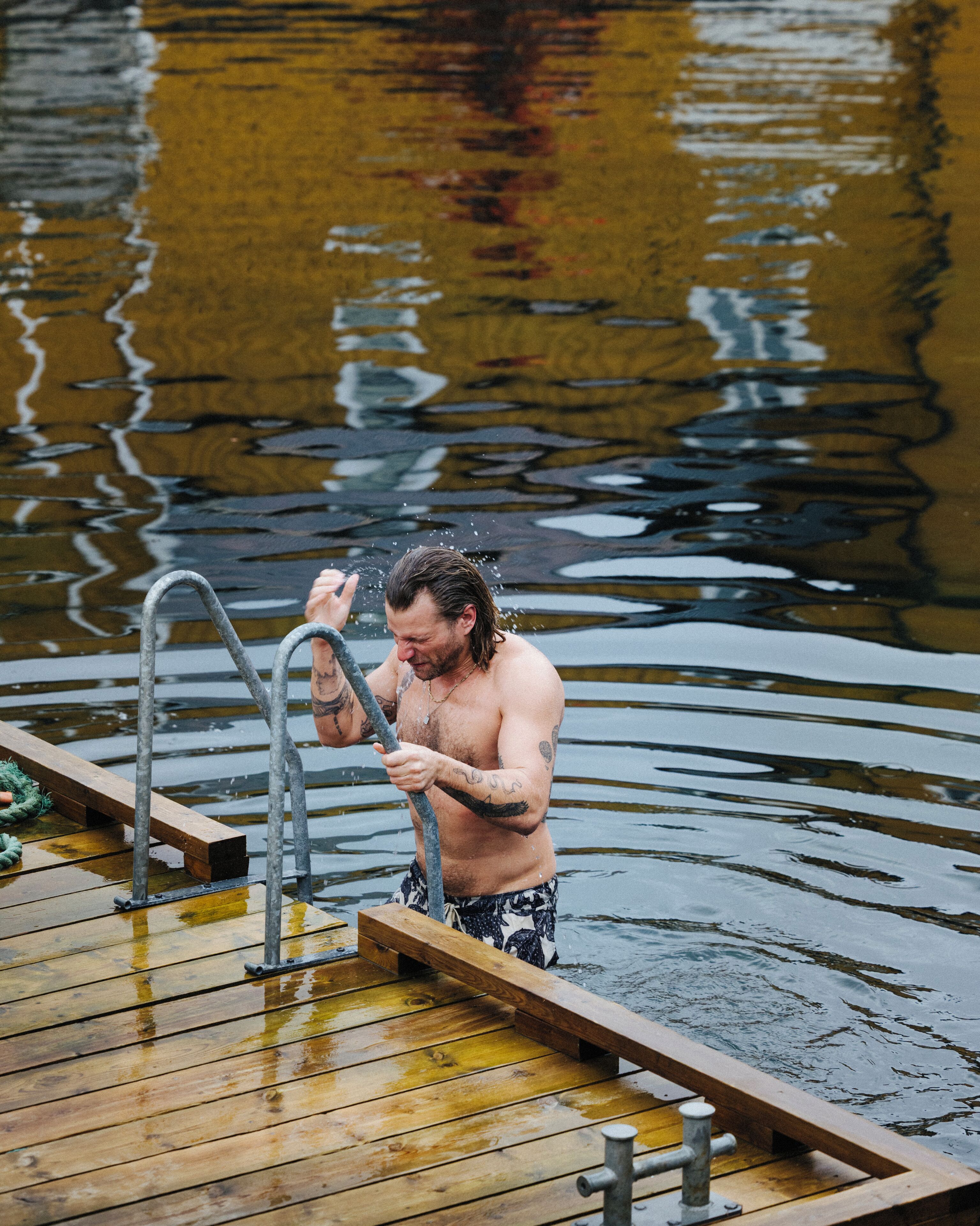 Una piscina al aire libre de temporada