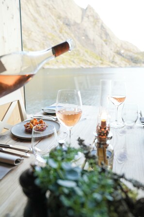 Petit déjeuner et dîner servis sur place