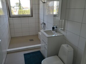Shower, free toiletries, hair dryer, towels
