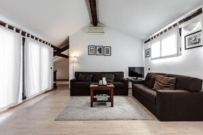 Apartment, 1 Schlafzimmer | Wohnbereich | Flachbildfernseher