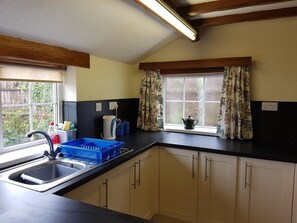 Oak Cottage | Private kitchen | Microwave, oven, stovetop, electric kettle - Oak Cottage (Skegness)