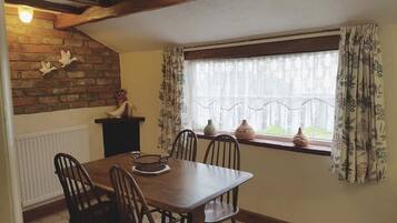 Oak Cottage | In-room dining