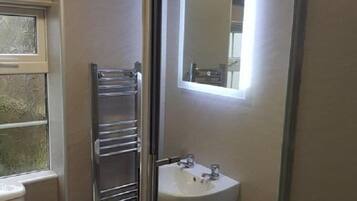 Cottage, 3 phòng ngủ, không hút thuốc | Phòng tắm | Buồng tắm vòi sen, máy sấy tóc, khăn tắm