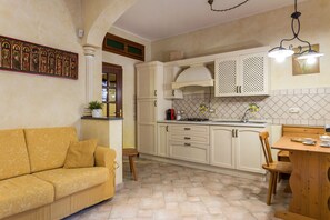 Villa Deluxe, vista mare | Area soggiorno | TV a schermo piatto 32 pollici con canali satellitari, Smart TV, Netflix