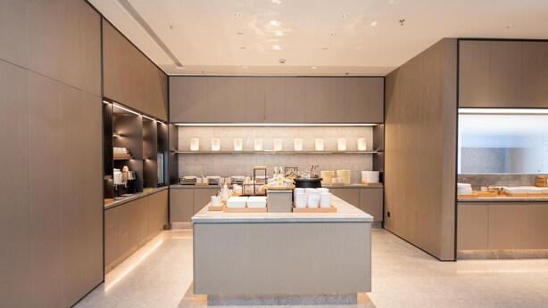 A modern kitchen with a central island, built-in appliances, and a sleek design. - Ji Hotel (Suzhou)