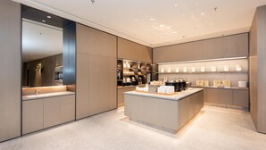 A modern kitchen with a central island, built-in appliances, and a sleek design. - Ji Hotel (Suzhou)