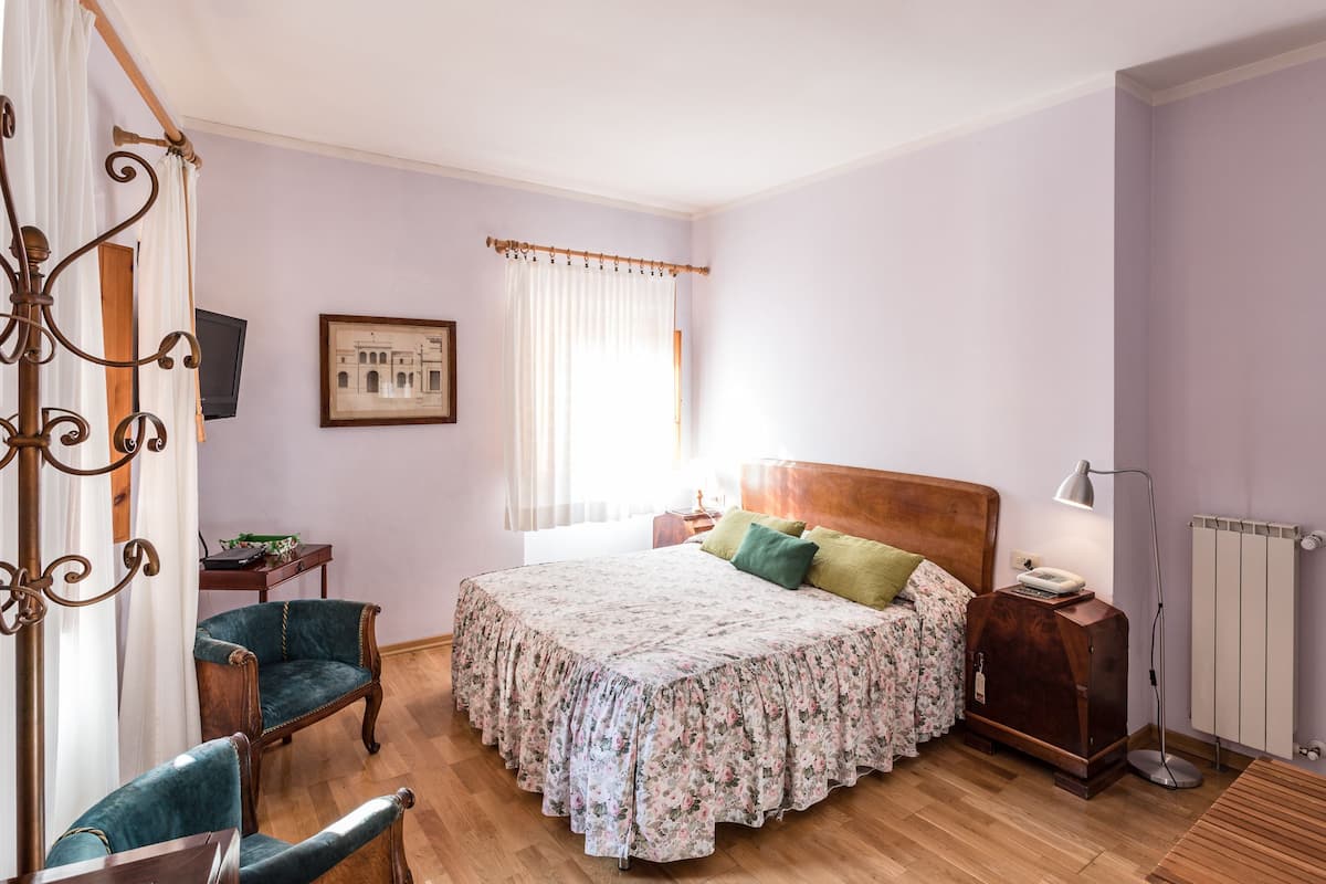 Chambre Double Classique | Bureau, rideaux occultants, lits pliants/supplémentaires, Wi-Fi gratuit