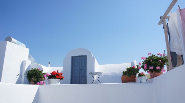 Exterior detail - Marcos Rooms (Santorini)
