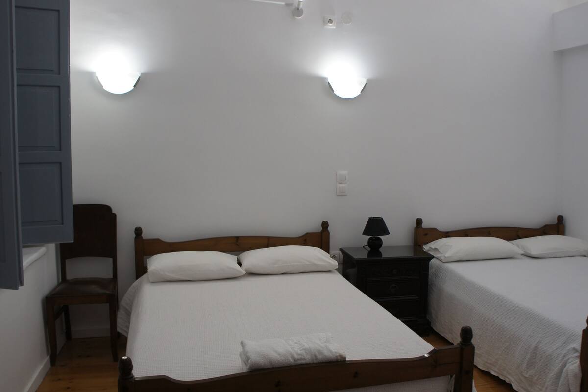 Standard Room (Sea View from Terrace) | アイロン / アイロン台、WiFi (無料)、ベッドシーツ