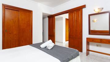 Familienapartment, 2 Schlafzimmer, Balkon | Daunenbettdecken, Minibar, Zimmersafe, Bettwäsche