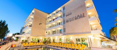 Piscine extérieure, parasols de plage, chaises longues
