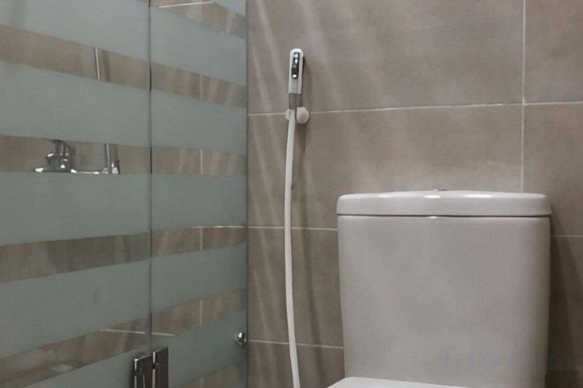 Ducha, cabezal de ducha tipo lluvia, pantuflas, bidet