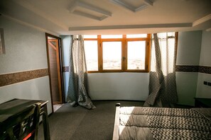 Minibar, escritorio, cortinas blackout y wifi gratis