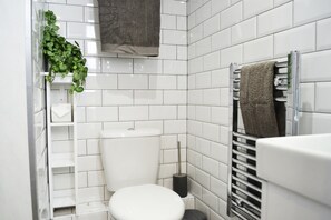 Leilighet, 1 dobbeltseng med sovesofa, terrasse | Bad | Dusj, toalettartikler (inkludert), hårføner og håndklær