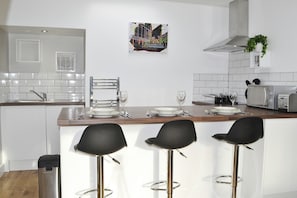 Appartement, 1 tweepersoonsbed met slaapbank, terras | Privékeuken | Een koelkast, een microgolfoven, een oven, een kookplaat