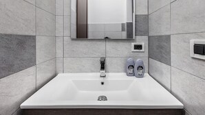 Apartamento, 1 habitación | Lavabo del cuarto de baño