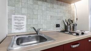 Apartamento, 1 habitación | Cocina privada | Frigorífico, placa de cocina y utensilios de cocina