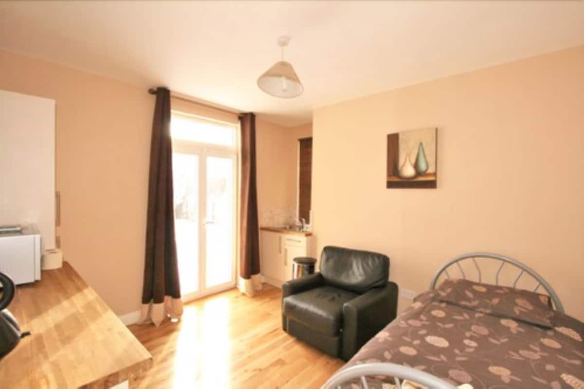 Individually furnished, desk, free WiFi, bed sheets