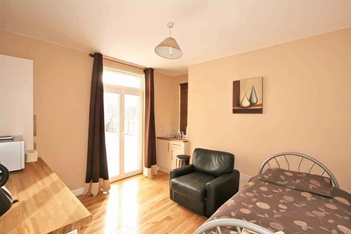 Desk, WiFi (free), individually furnished, bed sheets