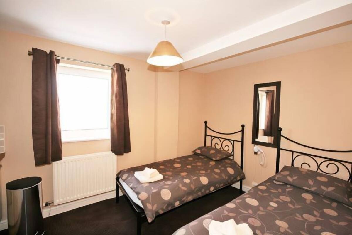Desk, WiFi (free), individually furnished, bed sheets