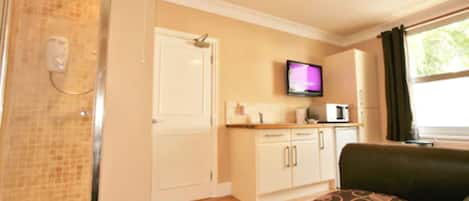 Familiekamer, 1 tweepersoonsbed met slaapbank | Individueel gemeubileerd, een bureau, gratis wifi, beddengoed