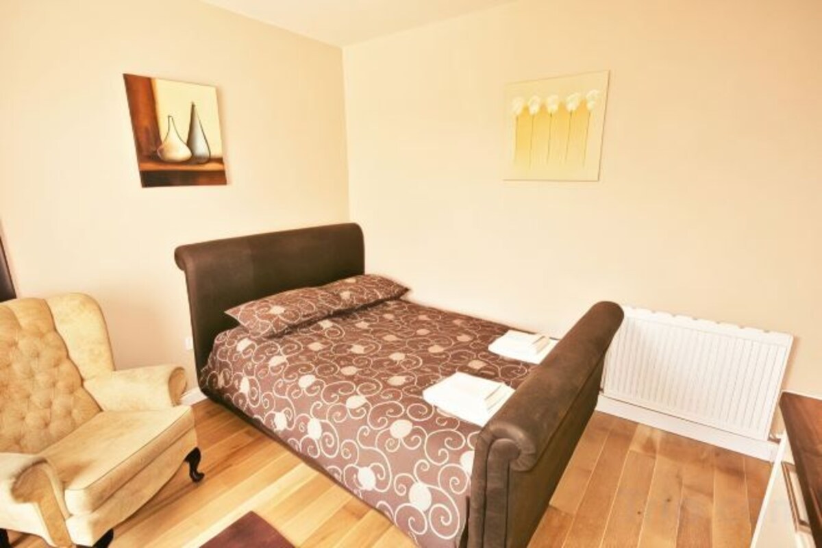 Escritorio, wifi gratis, muebles diferentes y ropa de cama 