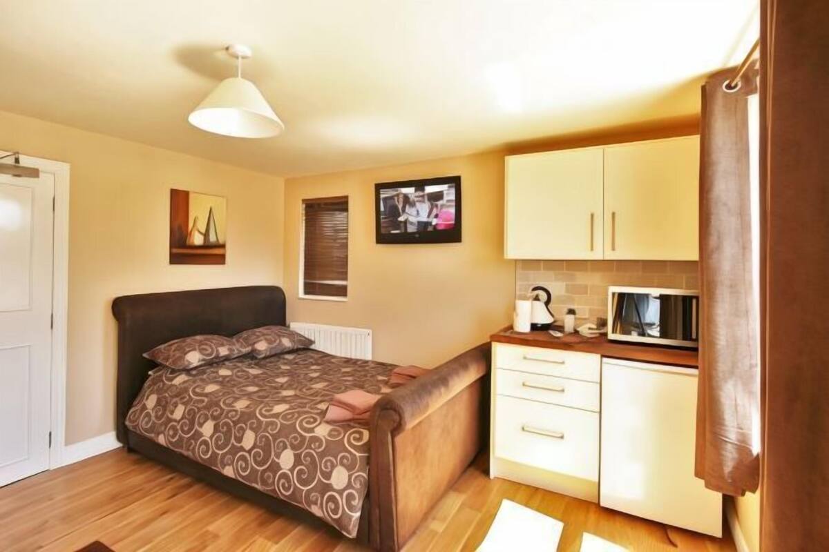 Desk, WiFi (free), individually furnished, bed sheets