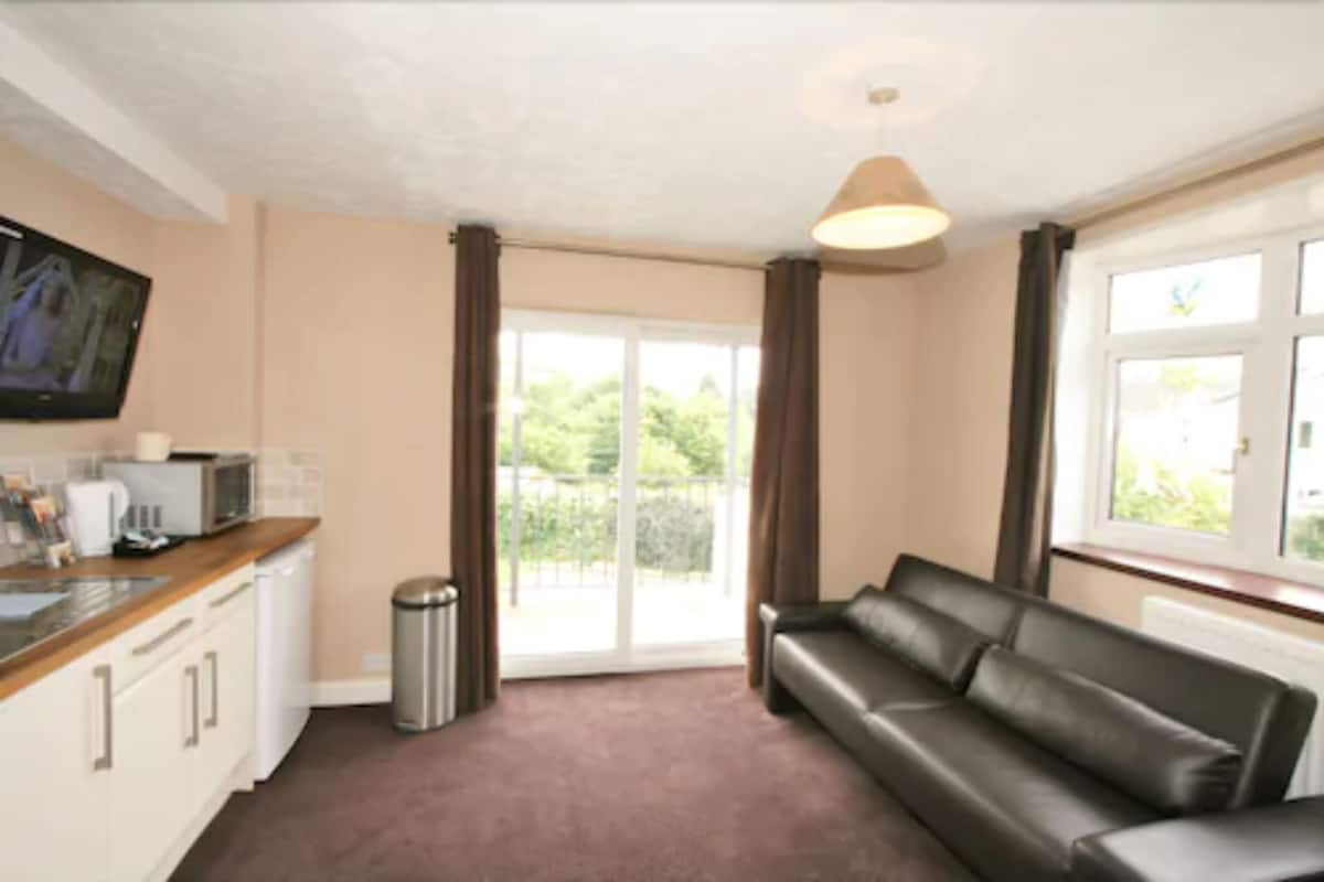 Individually furnished, desk, free WiFi, bed sheets