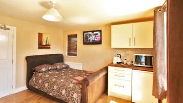 Ameublement personnalisé, bureau, Wi-Fi gratuit, draps fournis