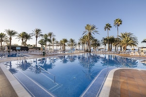 4 piscinas al aire libre, sombrillas, sillones reclinables de piscina