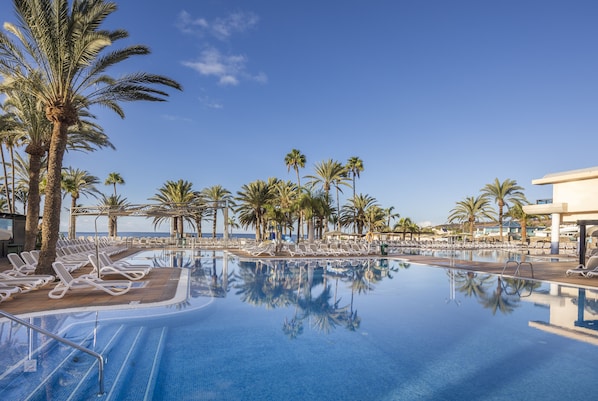 4 piscinas al aire libre, sombrillas, sillones reclinables de piscina