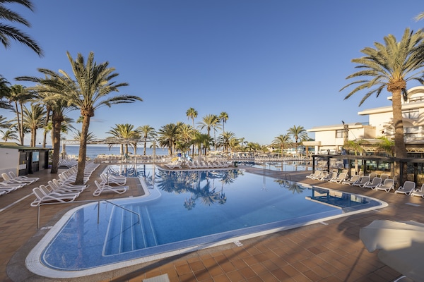 4 piscinas al aire libre, sombrillas, sillones reclinables de piscina