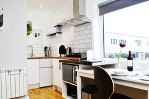 아파트 | 전용 주방 | 냉장고, 전자레인지, 오븐, 쿡탑