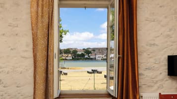 Kamer, 1 twee- of 2 eenpersoonsbedden, uitzicht op het water | Lakens van Egyptisch katoen, luxe beddengoed, individueel gedecoreerd