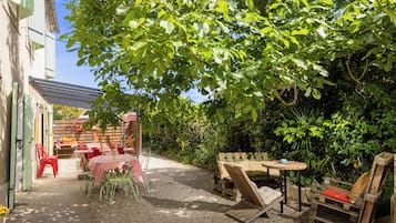 Chambre Double ou avec lits jumeaux, vue jardin | Terrasse/Patio