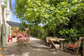 Room 5 : Coquelicot, Garden View | Terrace/patio - Le Grand Bassin (Castelnaudary)