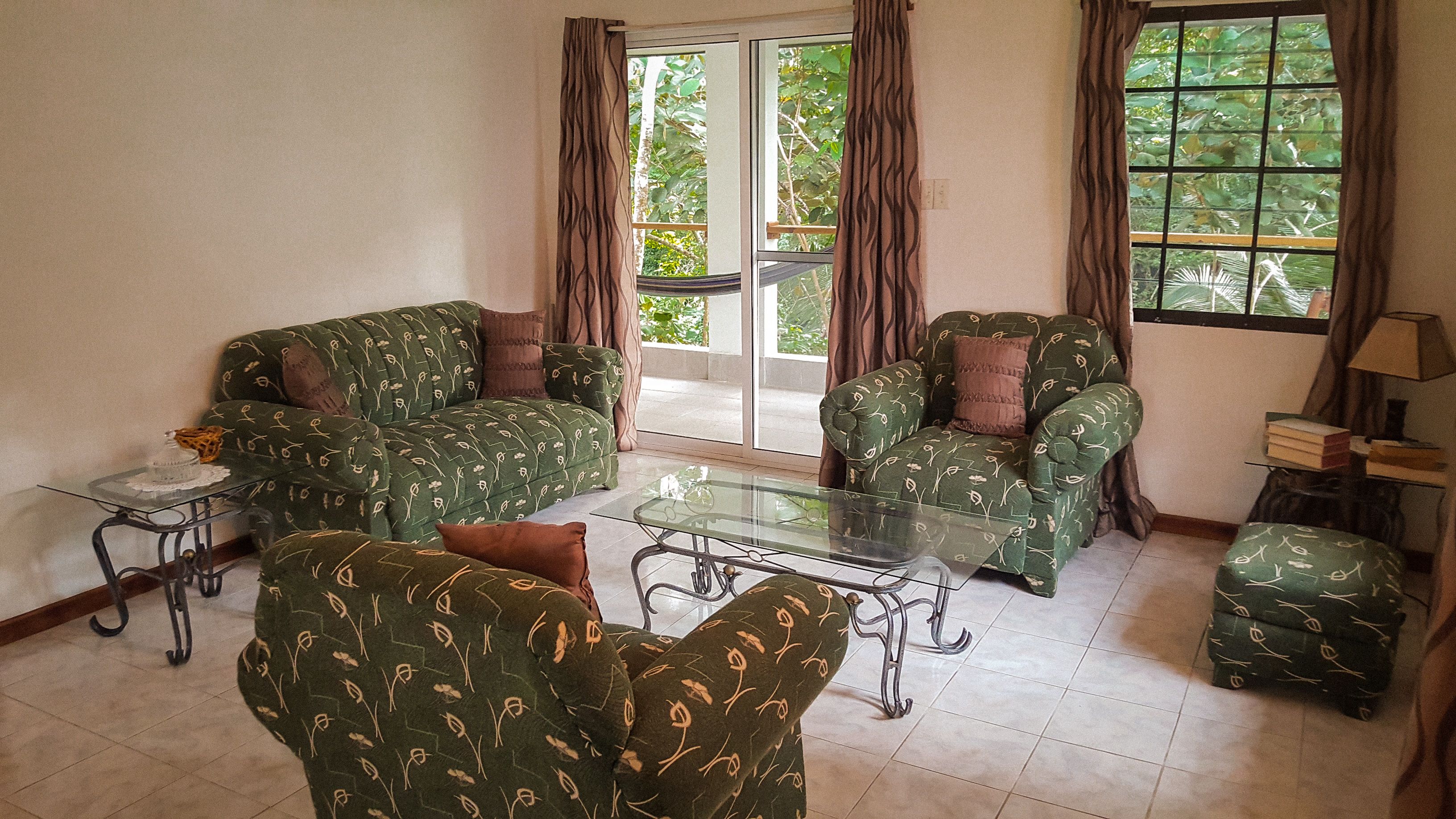 Chalet Confort, 1 grand lit, accessible aux personnes à mobilité réduite, non-fumeur | Aire de séjour | Téléviseur à écran plat de 28 po avec télévision numérique, téléviseur