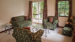 舒適小木屋, 1 張加大雙人床, 無障礙, 非吸煙房 | 客廳 | 28 吋平面電視連數碼電視頻道、電視