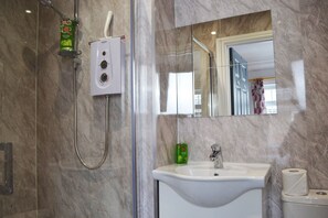 Shower, towels - No 40, 5 beds, sleeps 7 (Coventry)
