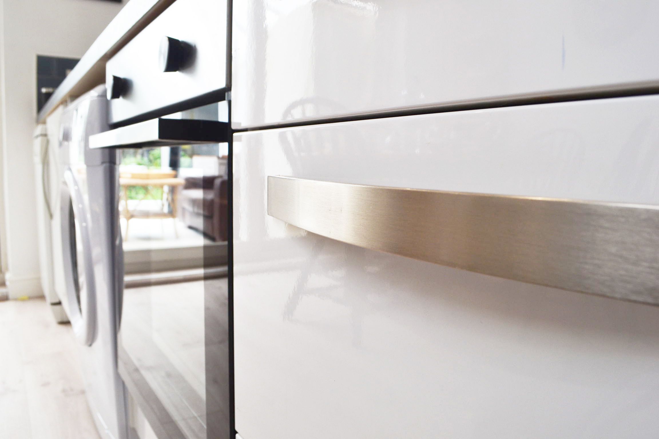 Cocina moderna con electrodomésticos de acero inoxidable y un diseño limpio y minimalista.