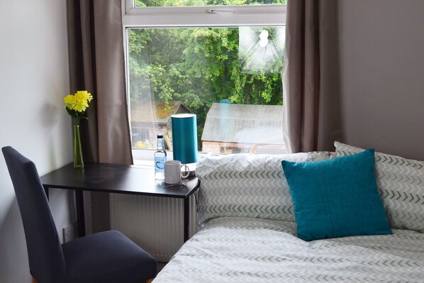 5 habitaciones, escritorio y espacio para trabajar con laptop