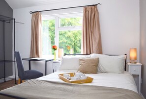 5 habitaciones, escritorio y espacio para trabajar con laptop