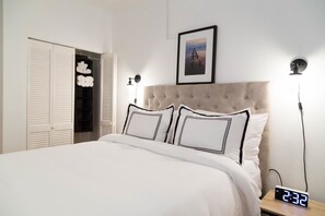 Full-size fridge, microwave, oven, stovetop - Renovated Apt.Walk to Marley Museum (Kingston)