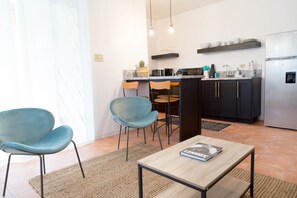 Flat-screen TV - Renovated Apt.Walk to Marley Museum (Kingston)