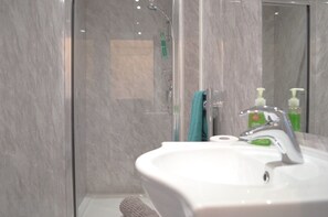 House, 4 Bedrooms | Bathroom | Separate tub and shower, hair dryer, towels - TwentyThree (Coventry)